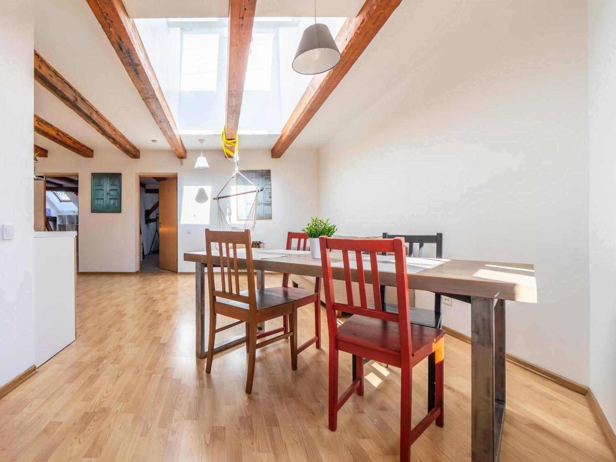 Old Loft, 2br, 7 Guests *