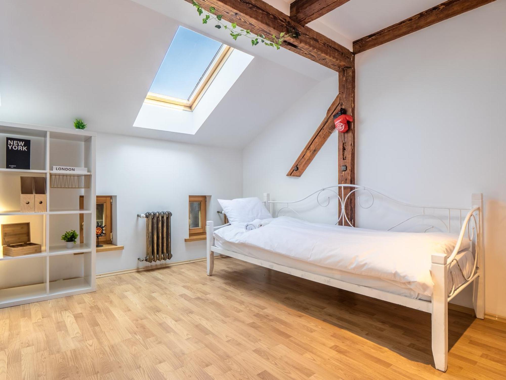 Old Loft, 2br, 7 Guests * Riga