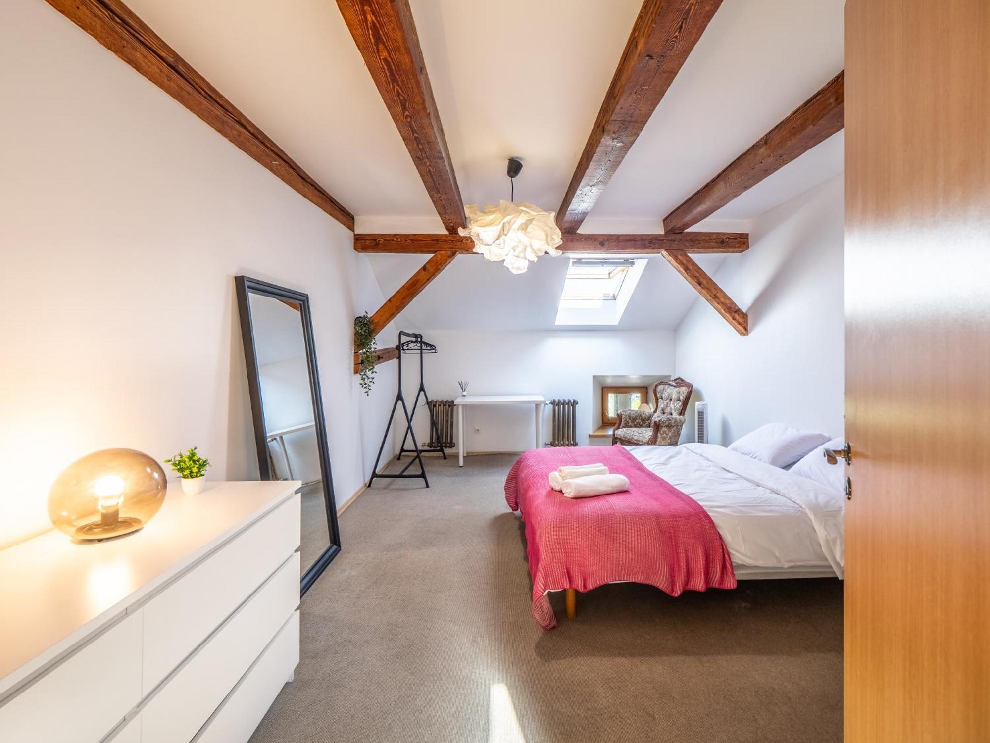 Old Loft, 2br, 7 Guests * Riga